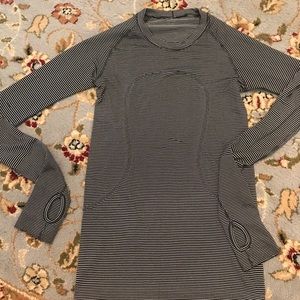 Lululemon long sleeve size 4